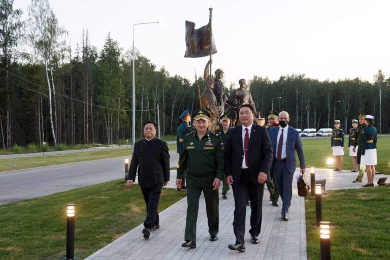 БАТЛАН ХАМГААЛАХЫН САЙД Г.САЙХАНБАЯР ОРОСЫН ХОЛБООНЫ УЛСАД АЖЛЫН АЙЛЧЛАЛ ХИЙЖ БАЙНА БАТЛАН ХАМГААЛАХЫН САЙД Г.САЙХАНБАЯР ОРОСЫН ХОЛБООНЫ УЛСАД АЖЛЫН АЙЛЧЛАЛ ХИЙЖ БАЙНА