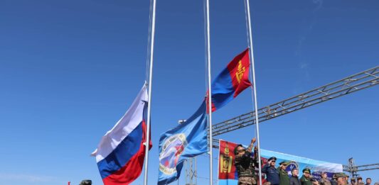 ДАЙЧИН НӨХӨРЛӨЛӨӨ БАТАТГАСАН 1600 АЛБА ХААГЧ ХАМТАРСАН ХЭЭРИЙН СУРГУУЛЬД ОРОЛЦОЖ БАЙНА