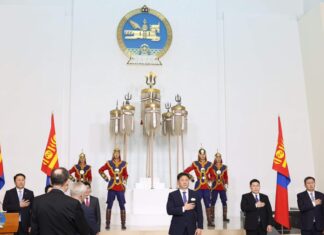ЕРӨНХИЙЛӨГЧ У.ХҮРЭЛСҮХ ЗАРЛИГ ГАРГАН САЛБАР БҮРТЭЭ ҮР БҮТЭЭЛТЭЙ АЖИЛЛАЖ БАЙГАА ХҮМҮҮСТ ТӨРИЙН ДЭЭД ШАГНАЛ, ОДОН, МЕДАЛЬ ГАРДУУЛЛАА.