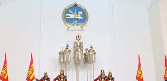 ЕРӨНХИЙЛӨГЧ У.ХҮРЭЛСҮХ ЗАРЛИГ ГАРГАН САЛБАР БҮРТЭЭ ҮР БҮТЭЭЛТЭЙ АЖИЛЛАЖ БАЙГАА ХҮМҮҮСТ ТӨРИЙН ДЭЭД ШАГНАЛ, ОДОН, МЕДАЛЬ ГАРДУУЛЛАА.