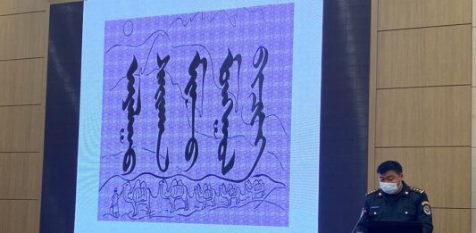 МОНГОЛ БИЧГИЙН УРАЛДААНД 80 ГАРУЙ АЛБА ХААГЧ ОРОЛЦОЖ БАЙНА