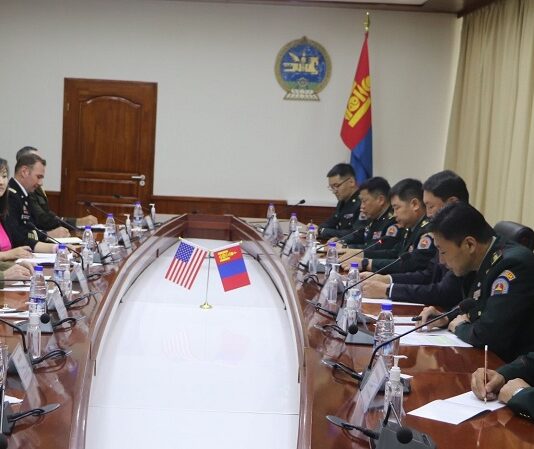 ЭНЭТХЭГ-НОМХОН ДАЛАЙ ДАХЬ АМЕРИКИЙН НЭГДСЭН УЛСЫН ХУУРАЙ ЗАМЫН ЦЭРГИЙН КОМАНДЛАЛЫН ОРЛОГЧ ДАРГА ХОШУУЧ ГЕНЕРАЛ КРИС СМИТЫГ ХҮЛЭЭН АВЧ УУЛЗАВ