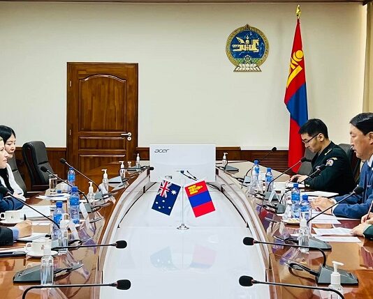 ЭЛЧИН САЙД ХАТАГТАЙ КЭЙТИ СМИТИЙГ ХҮЛЭЭН АВЧ УУЛЗАВ