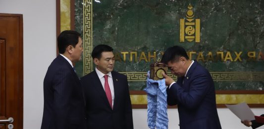 МОНГОЛ УЛСЫН ИХ ХУРЛЫН ГИШҮҮН, ЗАСГИЙН ГАЗРЫН ГИШҮҮН, БАТЛАН ХАМГААЛАХЫН САЙД С.БЯМБАЦОГТ ҮҮРЭГТ АЖЛАА ХҮЛЭЭН АВЛАА