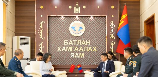 УИХ-ЫН ГИШҮҮН, БАТЛАН ХАМГААЛАХЫН САЙД Д.БАТЛУТ БНХАУ-ААС МОНГОЛ УЛСАД СУУГАА ОНЦ БӨГӨӨД БҮРЭН ЭРХТ ЭЛЧИН САЙД ШЭНЬ МИНЬЖУАНИЙГ ХҮЛЭЭН АВЧ УУЛЗАВ