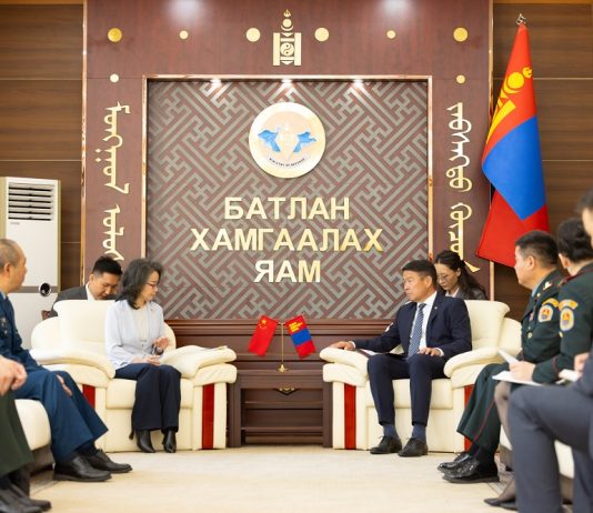 УИХ-ЫН ГИШҮҮН, БАТЛАН ХАМГААЛАХЫН САЙД Д.БАТЛУТ БНХАУ-ААС МОНГОЛ УЛСАД СУУГАА ОНЦ БӨГӨӨД БҮРЭН ЭРХТ ЭЛЧИН САЙД ШЭНЬ МИНЬЖУАНИЙГ ХҮЛЭЭН АВЧ УУЛЗАВ