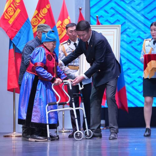 ДОРНОД АЙМГИЙН АХМАД ДАЙЧДЫН ГЭР БҮЛ, ҮР ХҮҮХДЭД ЕРӨНХИЙЛӨГЧИЙН ИЛГЭЭЛТИЙГ ХҮРГЭЛЭЭ